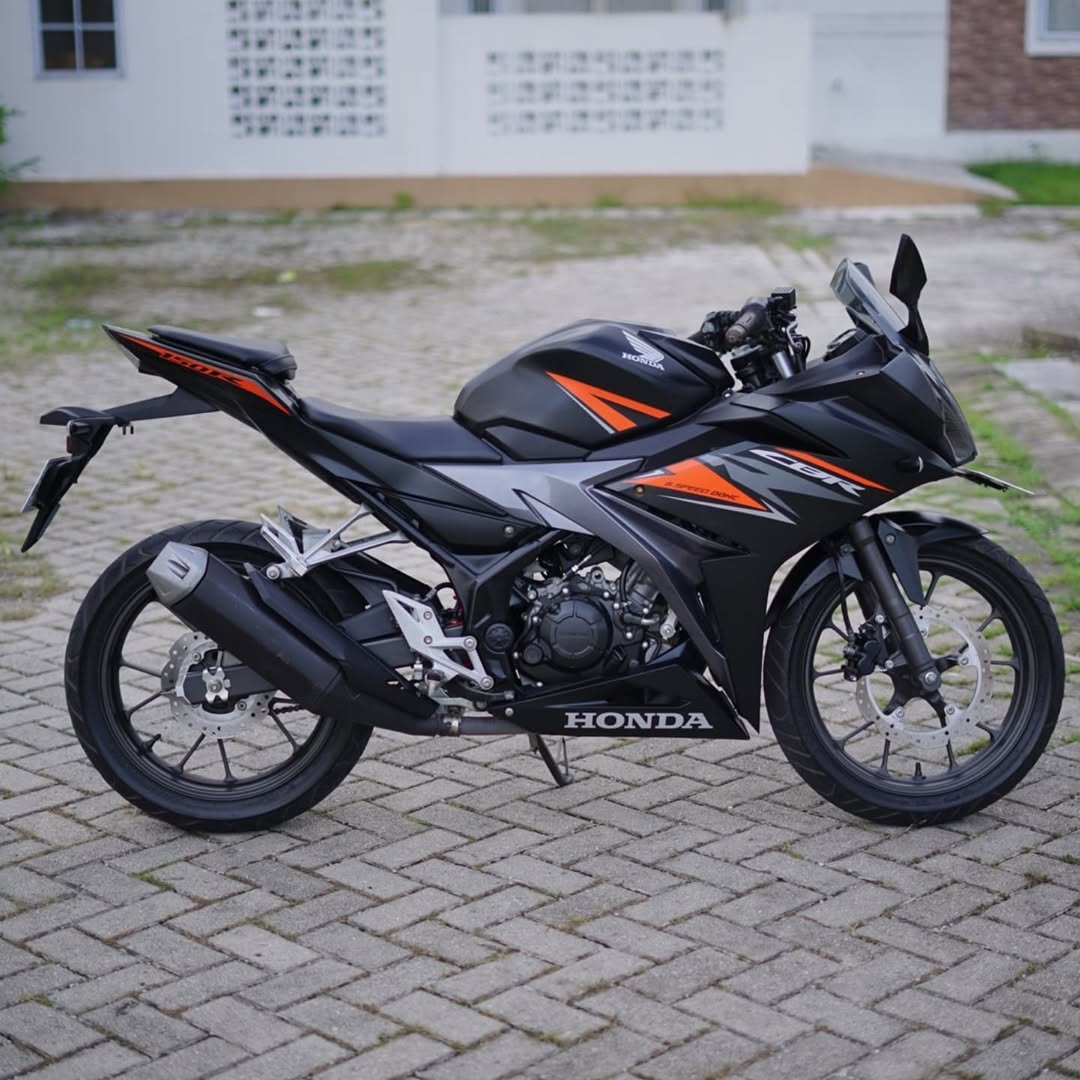 HONDA CBR150R  