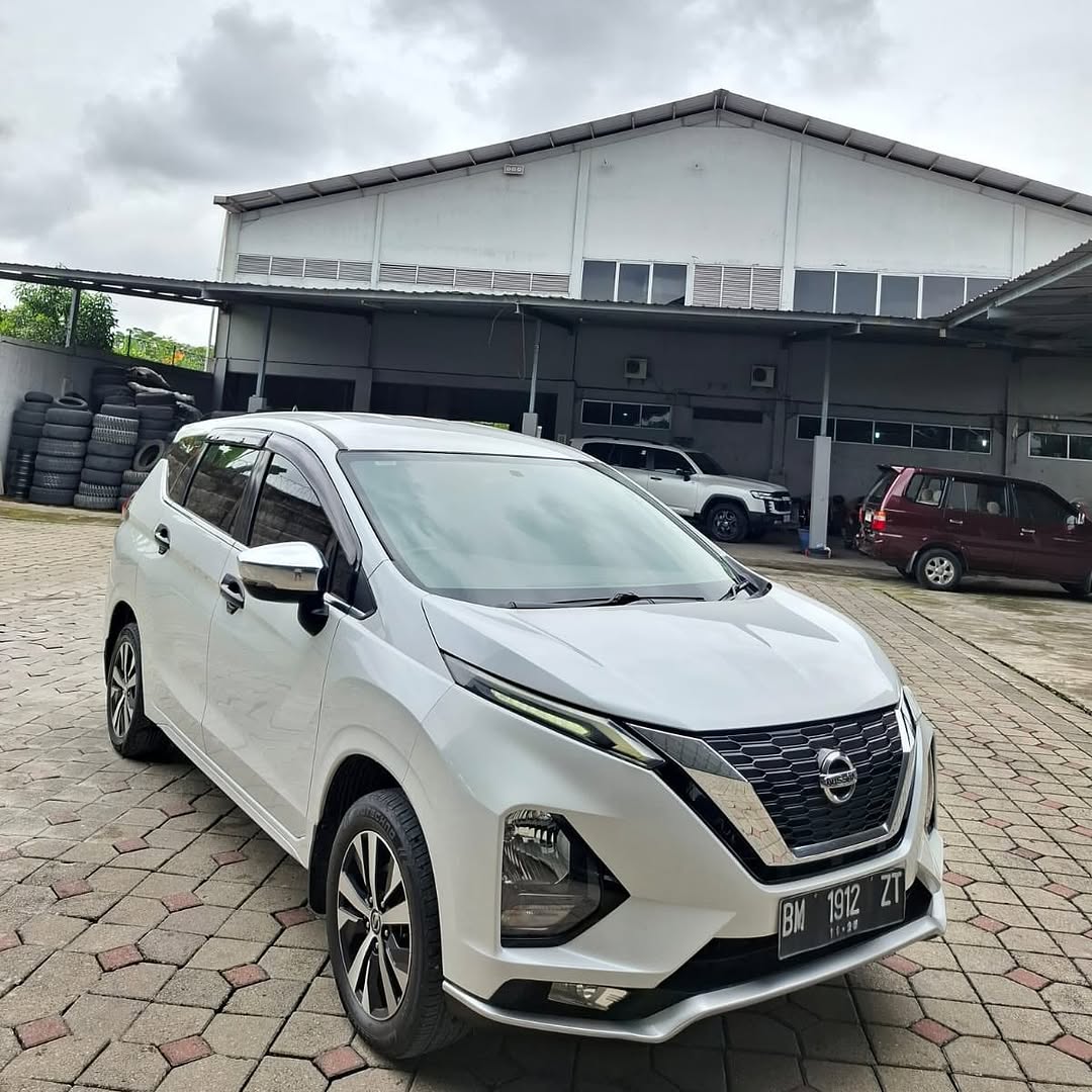 NISSAN GRAND LIVINA VL AT 