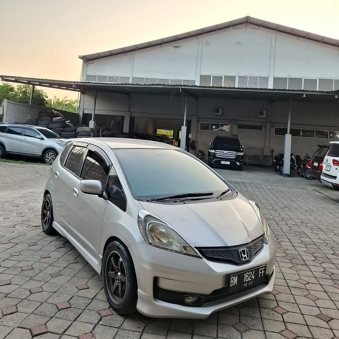 HONDA JAZZ 1.5 RS AT 