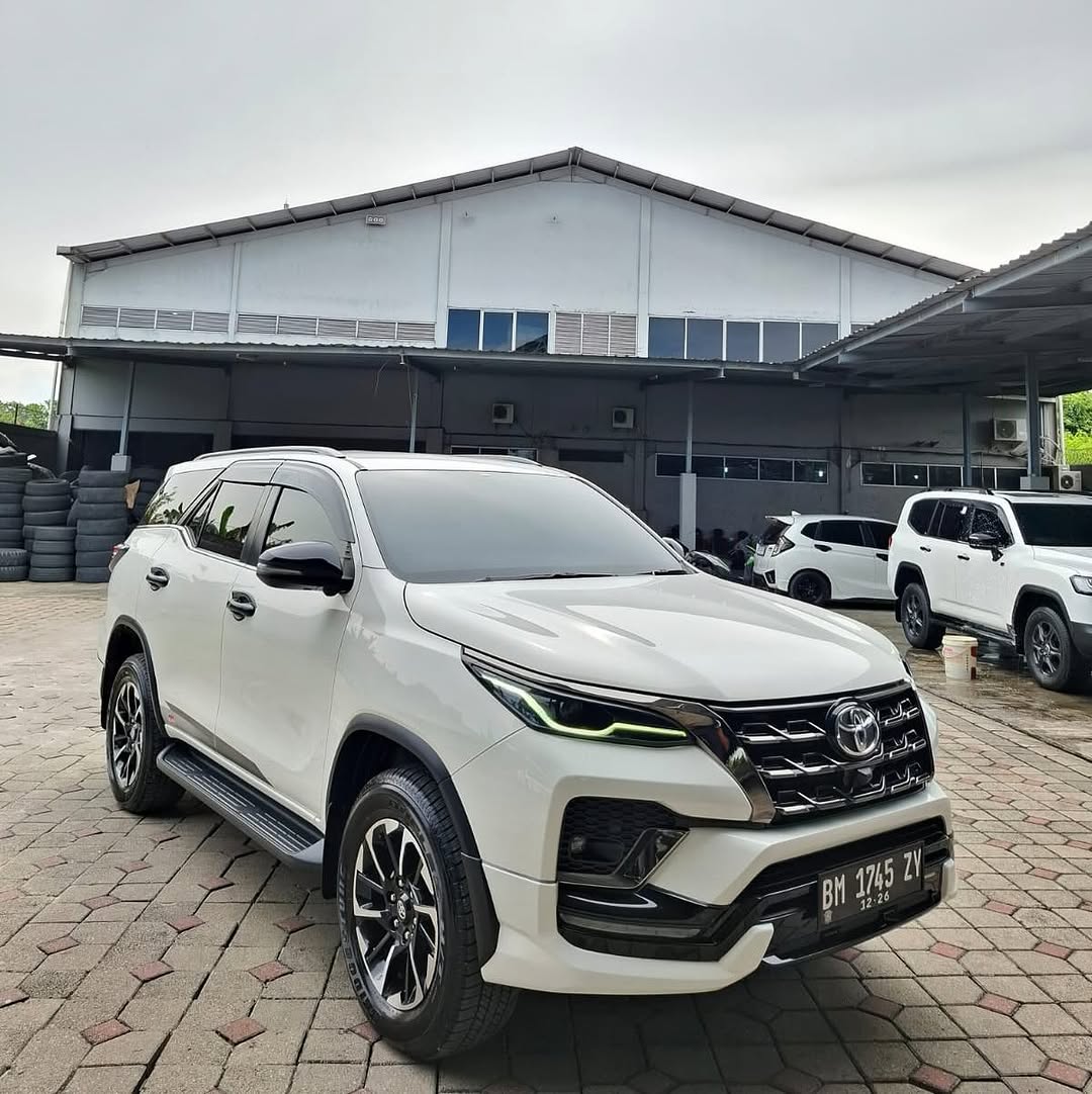 TOYOTA FORTUNER VRZ 2.4 GR AT 